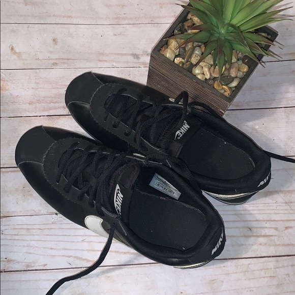 Nike Other - Nike Black & White Sneakers Size 6 Y